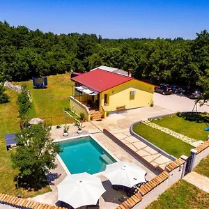 Sunny Yellow House With A Pool Ferienhaus Štokovci